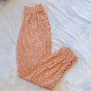 NWT Express mauve snake print pleated joggers with pockets, size XS